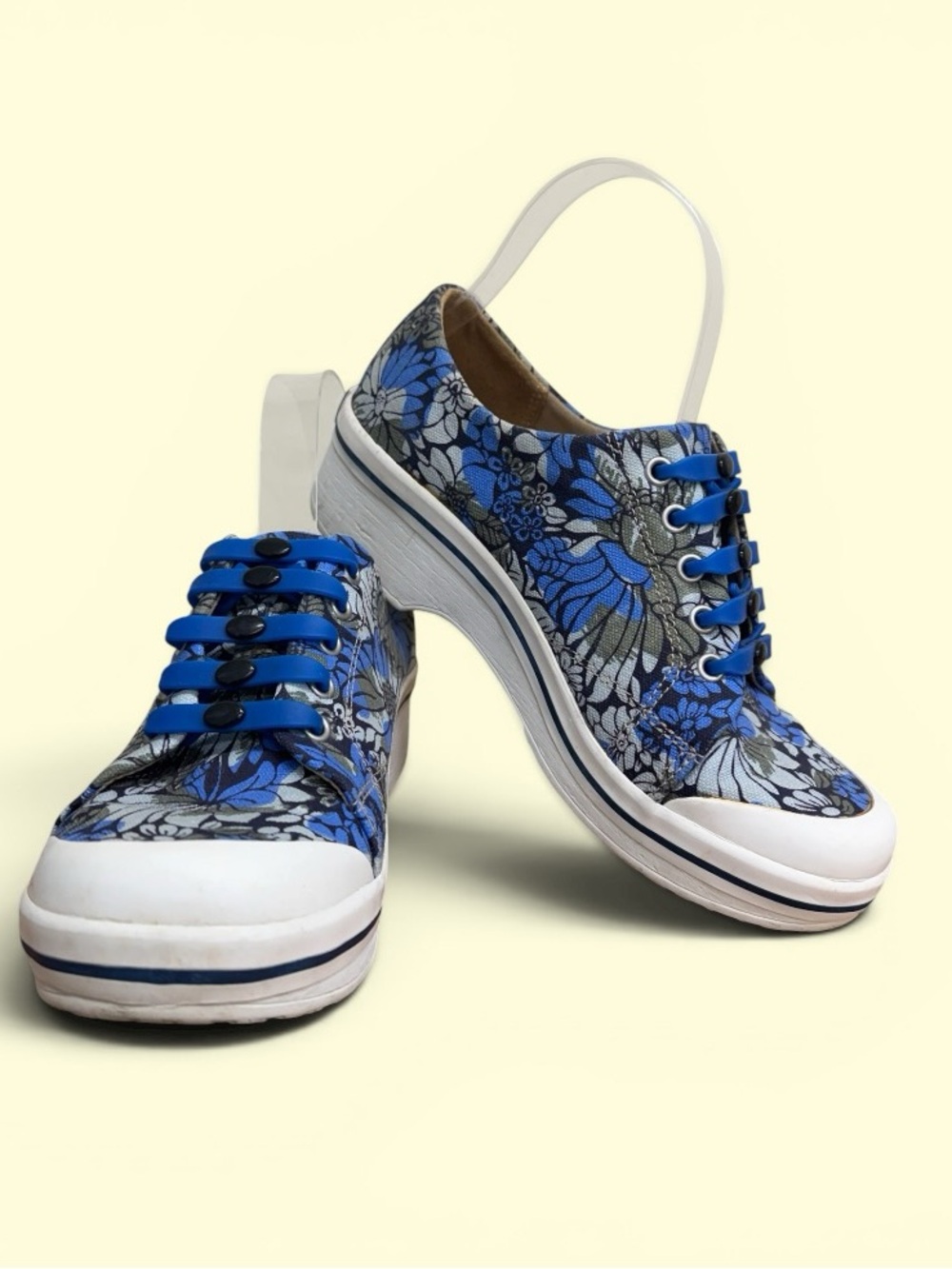 Dansko Vegan Veda Sneaker in the Blue Hawaii floral canvas pattern Sz 6.5/37